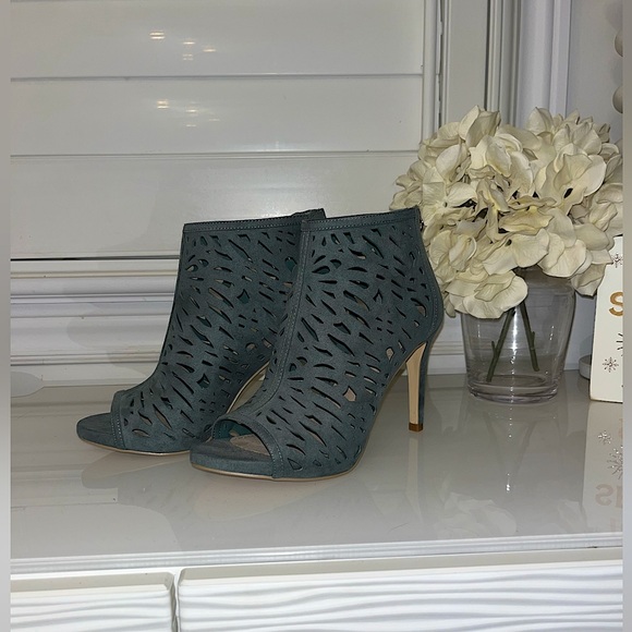 White House Black Market Winter Green Stilettos - Picture 1 of 7